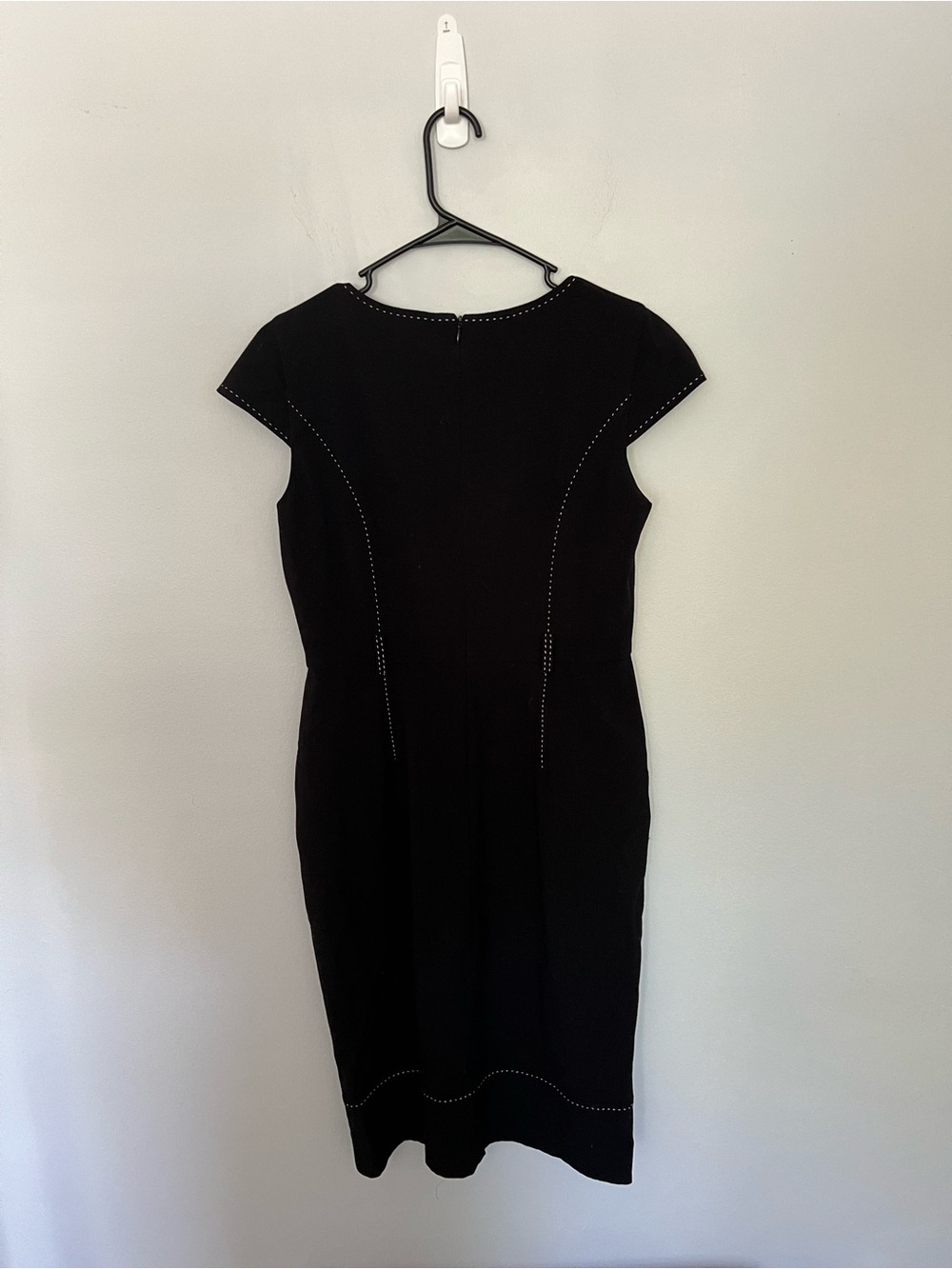 Evan- Picone Black Cap-Sleeve Sheath Dress with Contrast Stitching size 6 - Picture 4 of 7